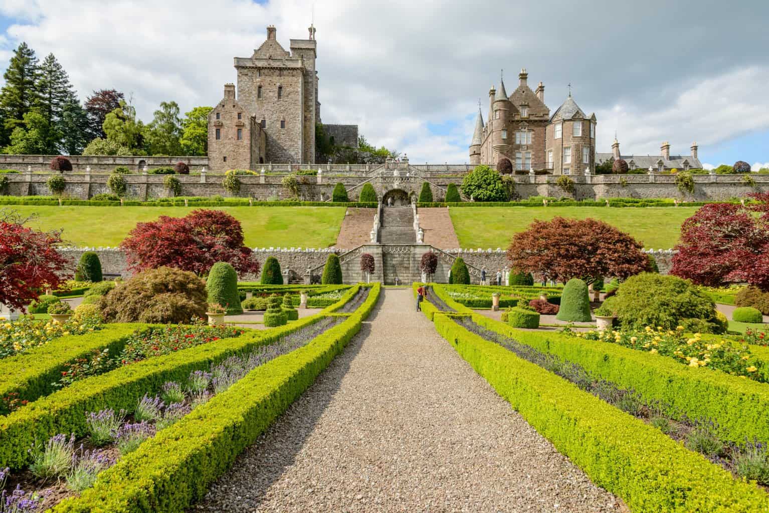 Drummond Castle Gardens min scaled The best-selling author Diana Gabaldon has managed to create a world that has captivated fans and readers for decades. Even though she hadn't set foot in Scotland when she began writing her book series Outlander, the basis of the popular TV series of the same name, she did capture the history and culture of the beautiful country. 