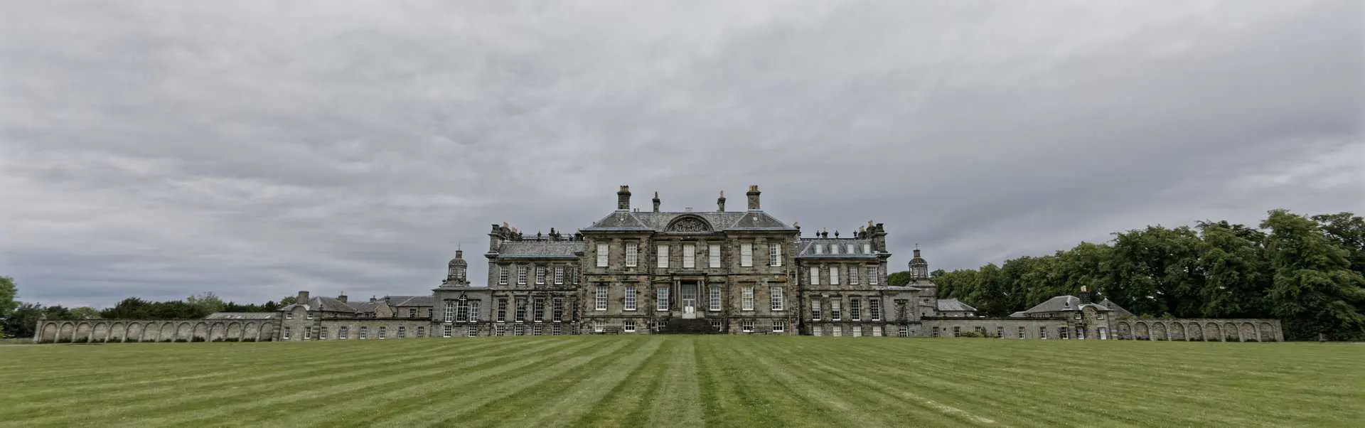 Hopetoun House min scaled The best-selling author Diana Gabaldon has managed to create a world that has captivated fans and readers for decades. Even though she hadn't set foot in Scotland when she began writing her book series Outlander, the basis of the popular TV series of the same name, she did capture the history and culture of the beautiful country. 