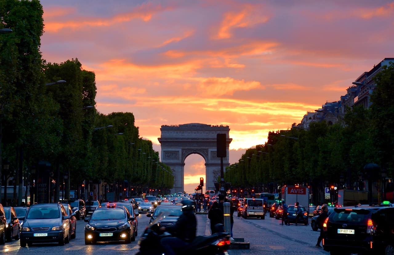 Wander around L'Arc de Triomphe, Paris, France