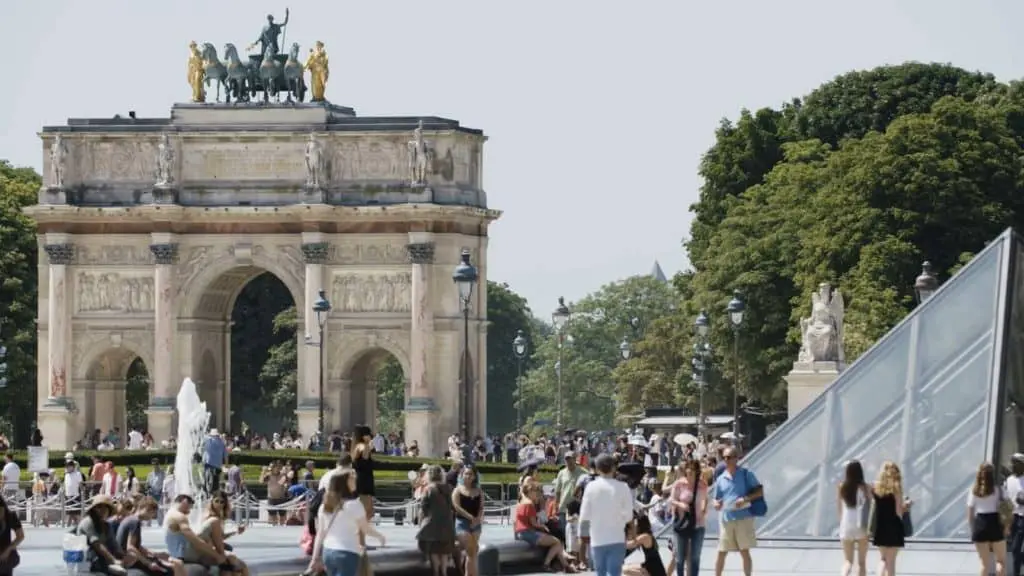 People walking close to the Arc de Triomphe du Carrousel
