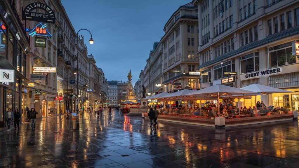 Explore Vienna beauty at night, stores and restaurants 