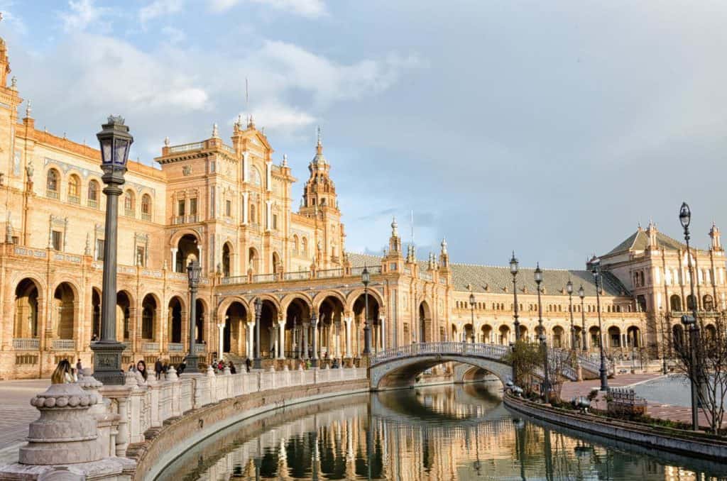 Plaza de Espana 1 Spain is a beautiful country. It offers a variety of activities and sights to keep you busy for the entire vacation. From world-class culture, to top-notch beaches, great food, and breathtaking scenery, there’s something in Spain for everyone.