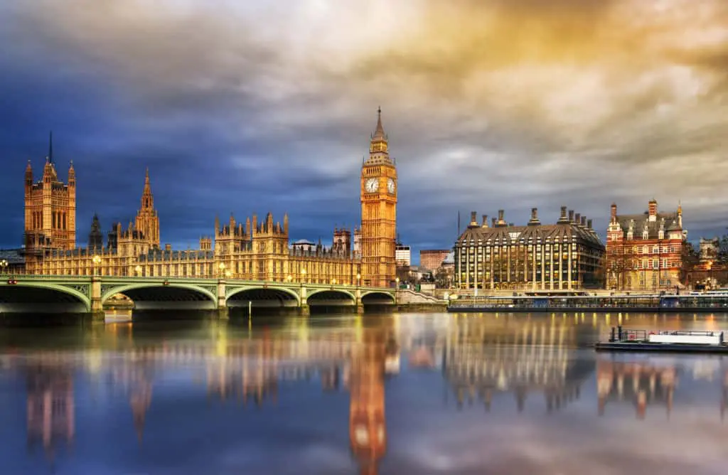 18127178 big ben and house of parliament Do you know about the top recommended places to visit in London this summer? We have some recommendations that we would like to share with those who will be coming to visit London this summer. Or even for those who have future plans to visit London.