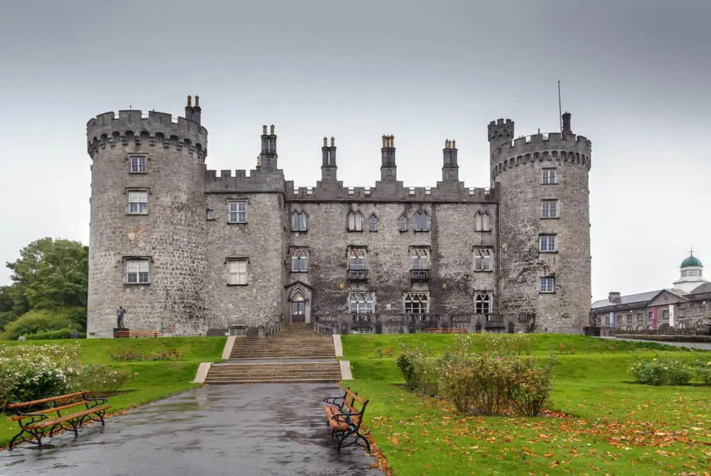28460294 kilkenny castle ireland In this guide, Connollycove will explore 10 amazing Irish towns you need to visit on your next trip over, to truly immerse yourself in the Irish culture and scenery. 