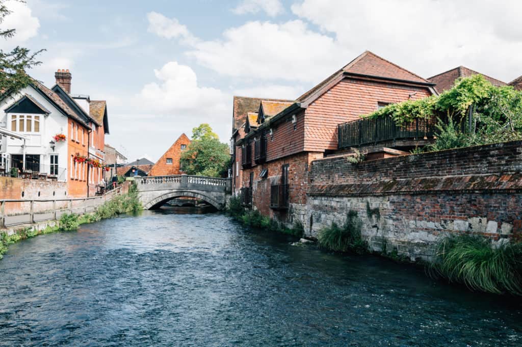 Pubs in Winchester bishop on the bridge tay, this beautiful historic city will capture your heart, but where are the best places to go to grab a pint, watch the match, or enjoy some pub grub? This article has the answers.