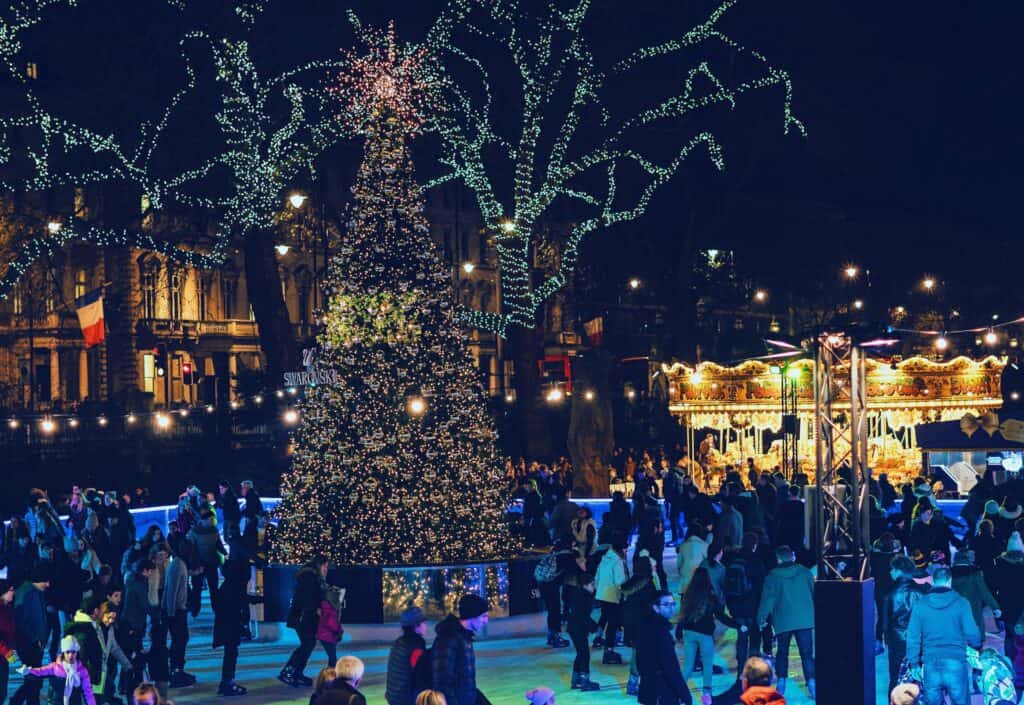 fas khan B8cBKZa9blk unsplash 1 Christmas is just around the corner, and that magical festive spirit is in the air…..especially in the Old Smoke city London and those famous London Christmas Lights! During this time of the year, the capital’s streets into a real Christmas miracle.