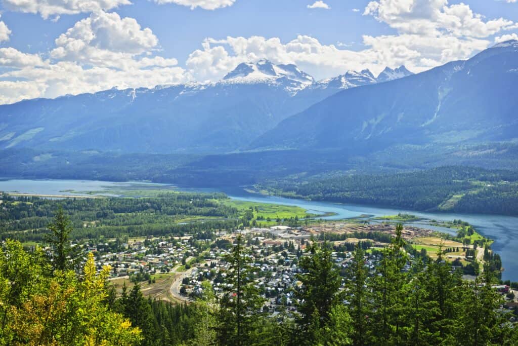 Revelstoke British Columbia min North America is a whole-package deal. As the third-largest continent in the world, North America has a lot to offer to everyone, every taste, every mood, every preference, and every occasion. Rich in culture, natural beauty, historical sights, beach scene, party scene, and culinary scene, North America could check all the items on your bucket list all on its own. 