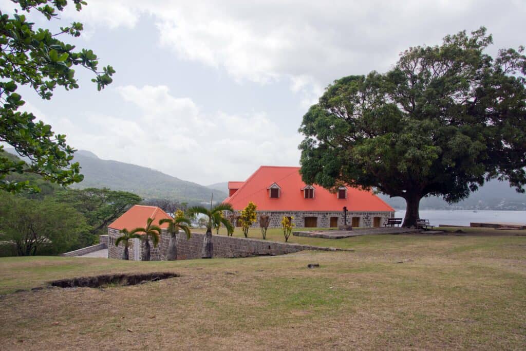 Portsmouth min Dominica is an island in the Caribbean, its capital is Rossio, and it is located on an area of 754 km². It is bordered on the East by the Atlantic Ocean, on the West by the Caribbean Sea, on the North and Northwest by Guadeloupe, and on the Southeast, it is bordered by Martinique.
