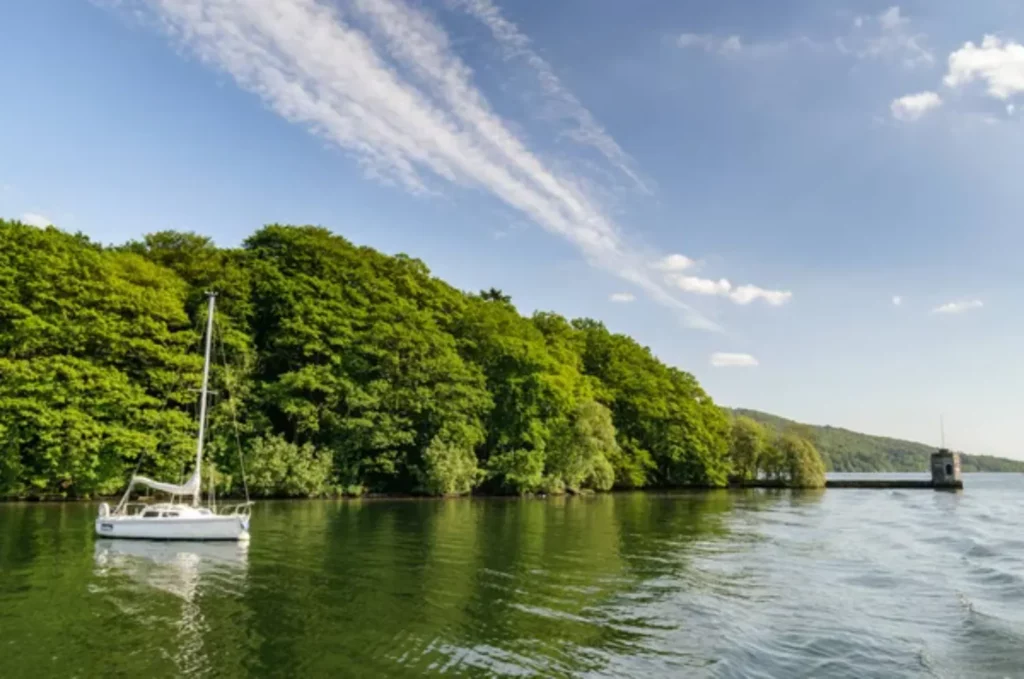 depositphotos 185101324 stock photo windermere lake heart lake district The United Kingdom is full of attractions, including castles, historical buildings, and incredible natural landscapes like parks and lakes. Today, we will talk about one of the famous natural landscapes in the United Kingdom, the Natural Lakes in the Lake District.