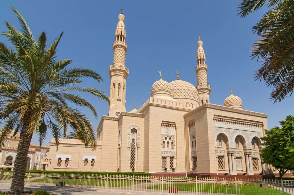 Jumeirah Mosque min Tons of attractions, lots of things you can do there, and a world-class city, no wonder that Dubai has become the fourth place attracting visitors across the world.