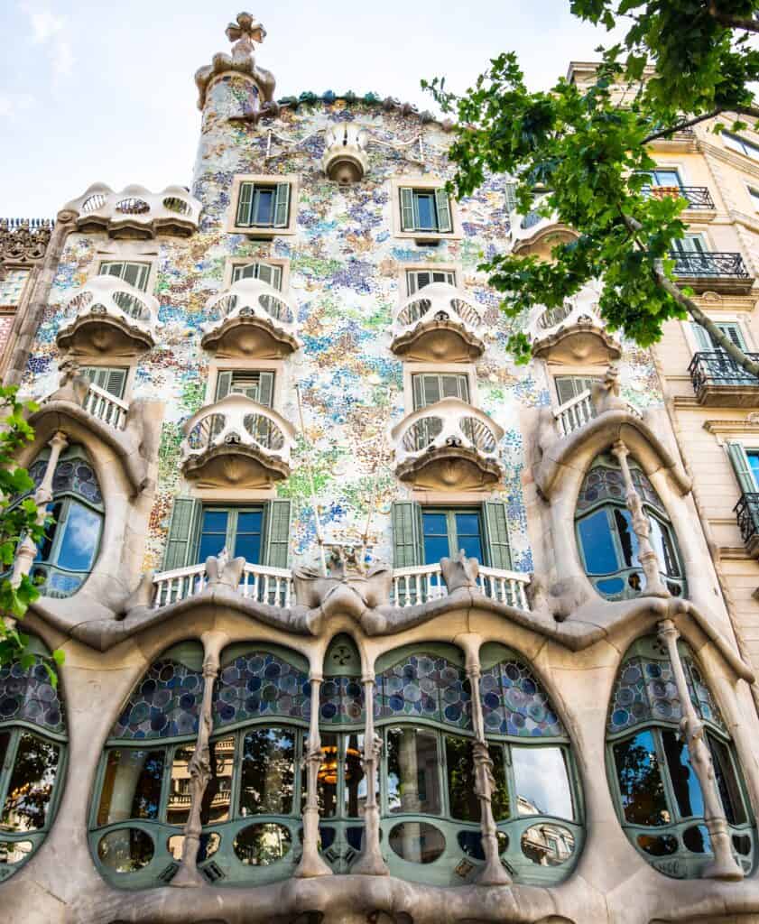 Casa Batllo min Diving deep into the history of Spain can be quite profound, given its rich heritage. It takes a real history buff who is willing to go the distance. If you happen to be this fellow, we have got great news for you. The Spanish history happens to still hang in the air between several of the historical landmarks today. All you need to do is pack up and fly to Spain! 