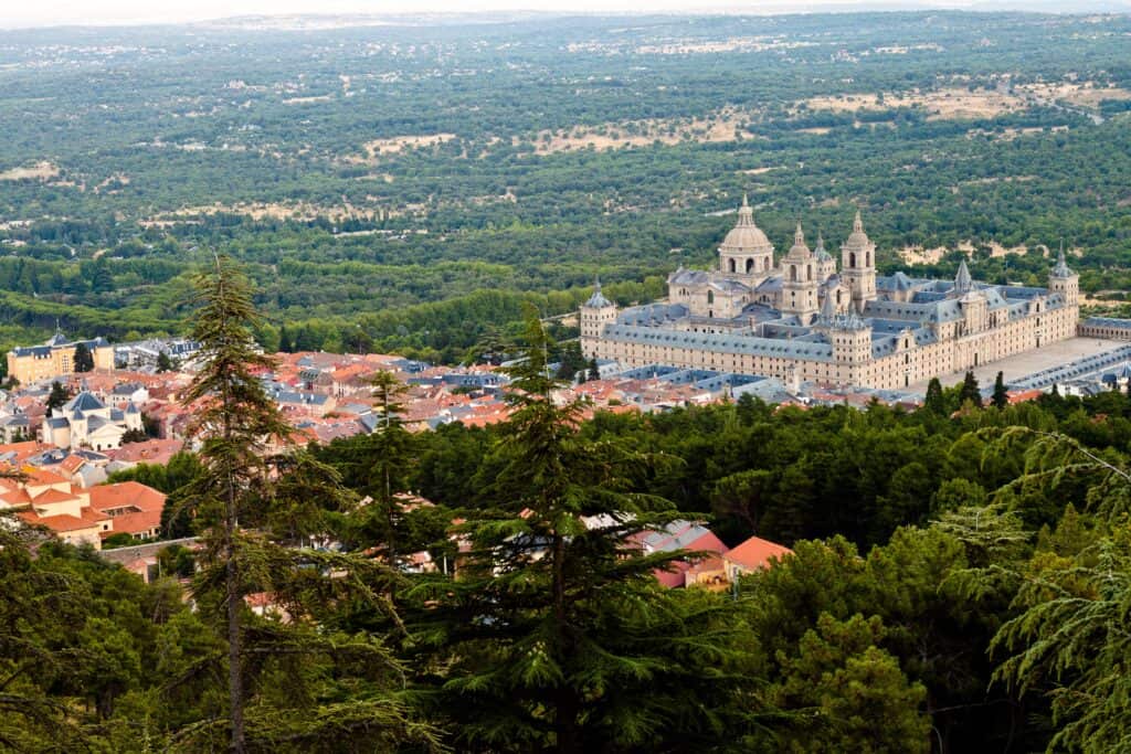 San Lorenzo de El Escorial min Diving deep into the history of Spain can be quite profound, given its rich heritage. It takes a real history buff who is willing to go the distance. If you happen to be this fellow, we have got great news for you. The Spanish history happens to still hang in the air between several of the historical landmarks today. All you need to do is pack up and fly to Spain! 