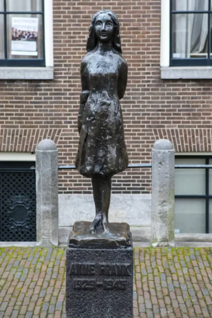 depositphotos 334351488 stock photo anne frank statue in amsterdam — Anne Frank