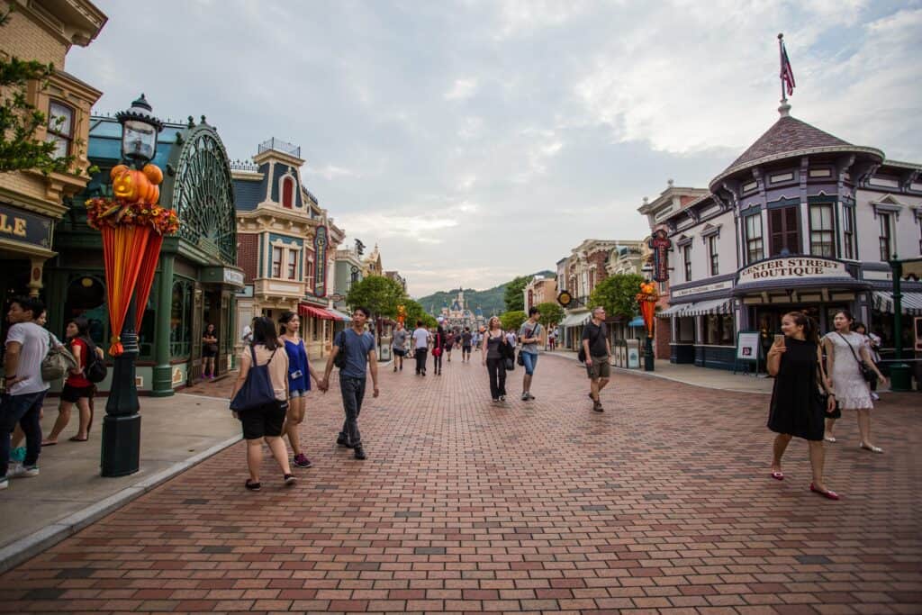 disneyland min Colorful, loud, and never sleeps; there is no wonder that Hong Kong is one of the most popular destinations in Asia. The city on the Pearl River Delta of China is so big and full of amazing things to do that you can easily get overwhelmed. 