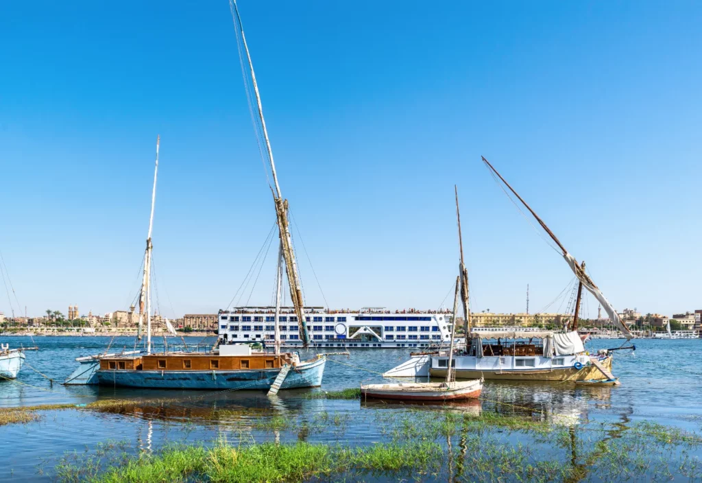 28906380 boats in luxor The following is a sample itinerary that provides an overview of the Luxor and Aswan cruise. Itineraries can vary depending on the cruise company, the trip duration, and your personal preferences.