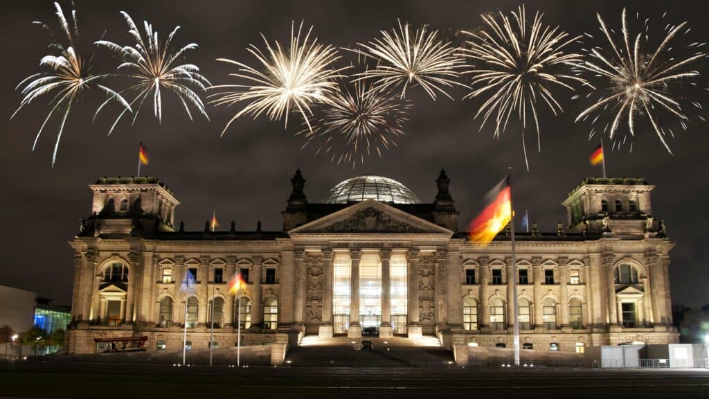 Berlin min Whether you like an elegant New Year’s dinner or an exuberant New Year’s Eve party, the fireworks remain one of the best activities to celebrate the turn of the year properly! In all cities around the globe, the new year is ushered in with lively celebrations, masked balls, and, of course, fireworks.