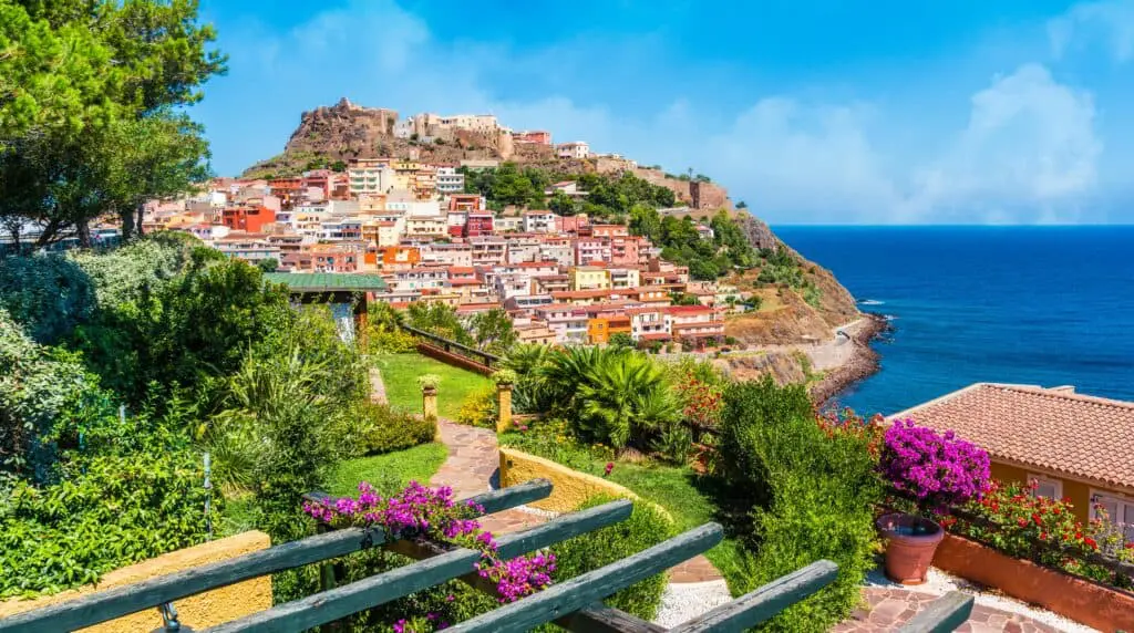 Castelsardo min Quiet and tucked away in the middle of the Mediterranean Sea, Sardinia is one of the best places to capture fairytale-like pictures in the bosom of nature, let alone fiction movies.