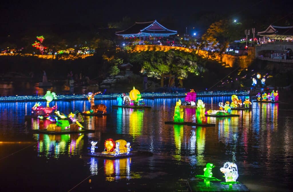 Jinju Lantern Festival min In recent years, South Korea has become a synonym for great entertainment. However, the country has so much more to offer, wonderful activities to do, and amazing places to visit. South Korea brings a mixture of beautiful architecture, pop culture, new technologies, great food, friendly people, fashion, brilliant natural landscapes, and much more.
