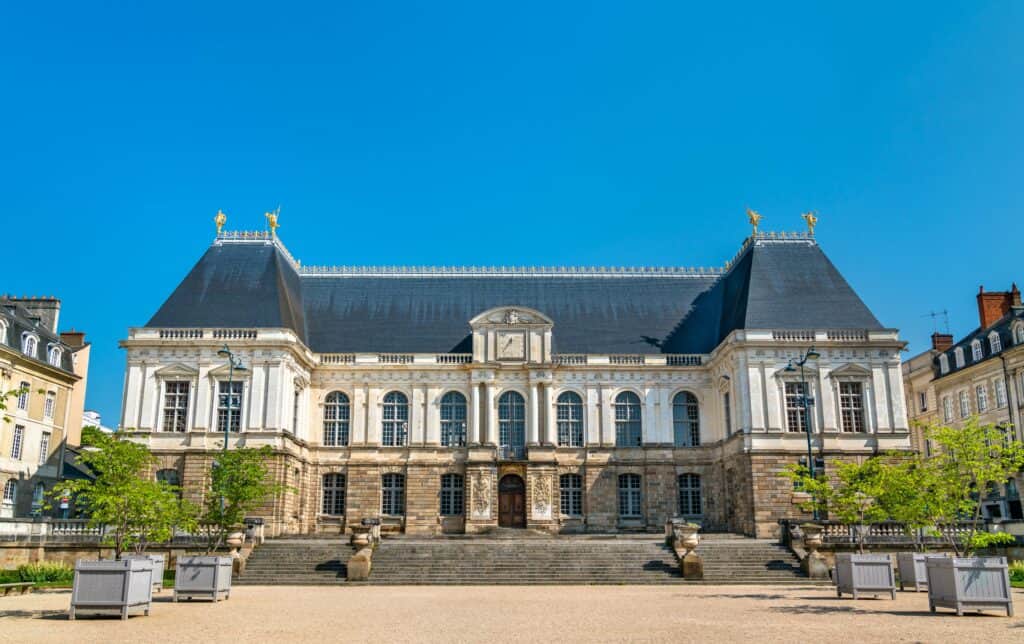 Parlement de Bretagne min Rennes is the capital of the Brittany region, and it is an excellent spot to explore the northern French culture. Thanks to a history dating back to the Roman era, Rennes has no shortage of great things to do and stunning places to visit.