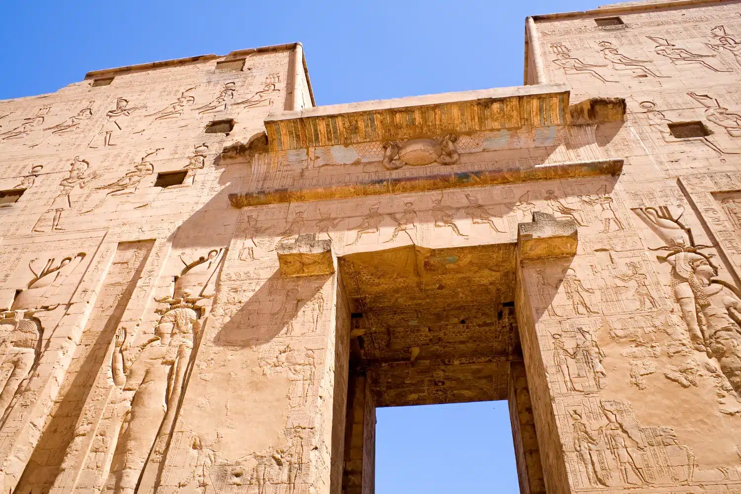 The Temple of Horus: Long History, Stunning Architecture, Astonishing Show and 6 Tips for the Trip!