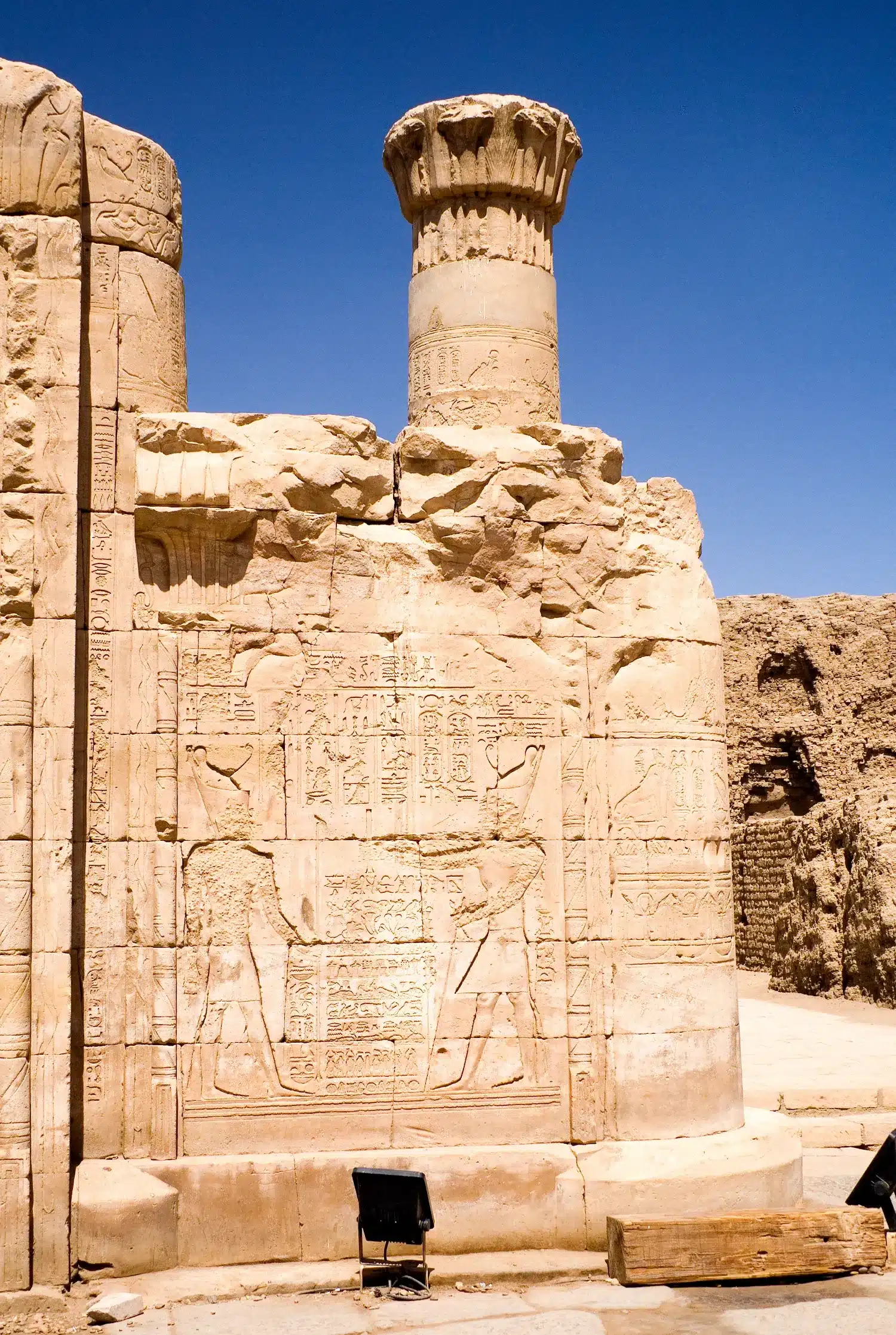 The Temple of Horus: Long History, Stunning Architecture, Astonishing Show and 6 Tips for the Trip!