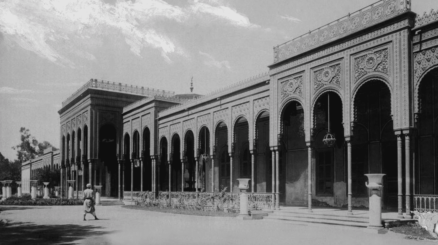 Al Gezira Palace in black and white. Taken around the time of 1901