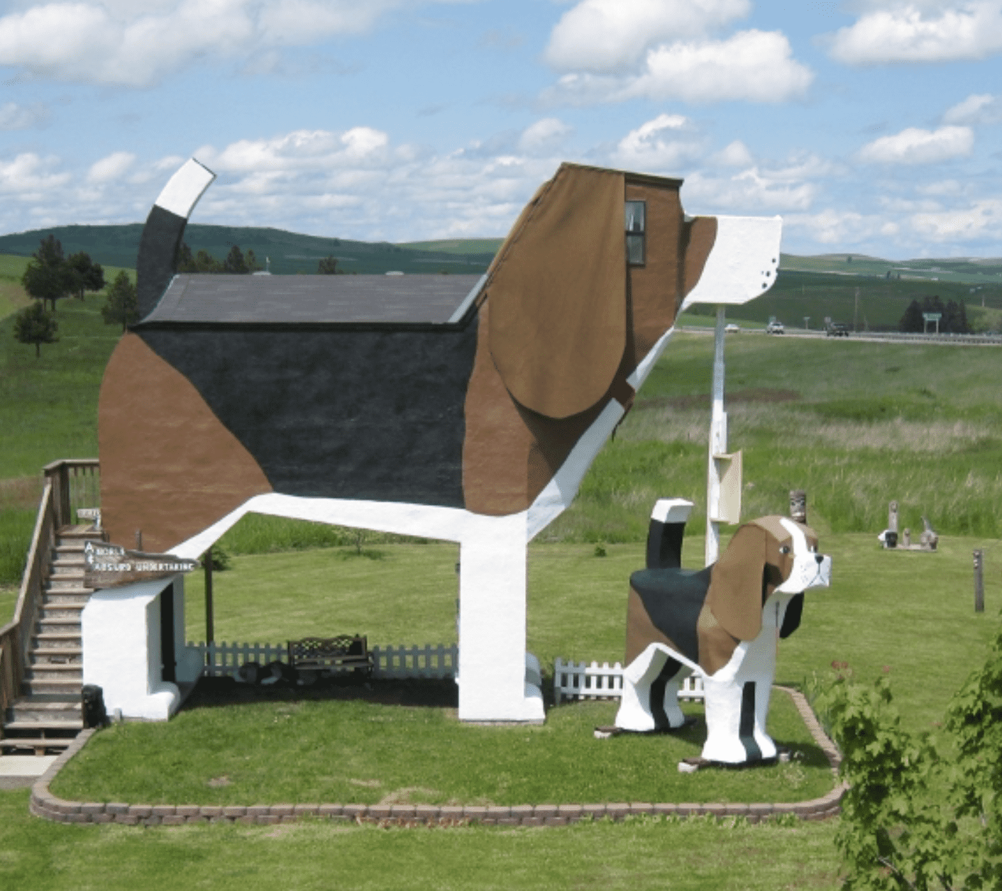The structure of the Dog Bark Inn in Middle America