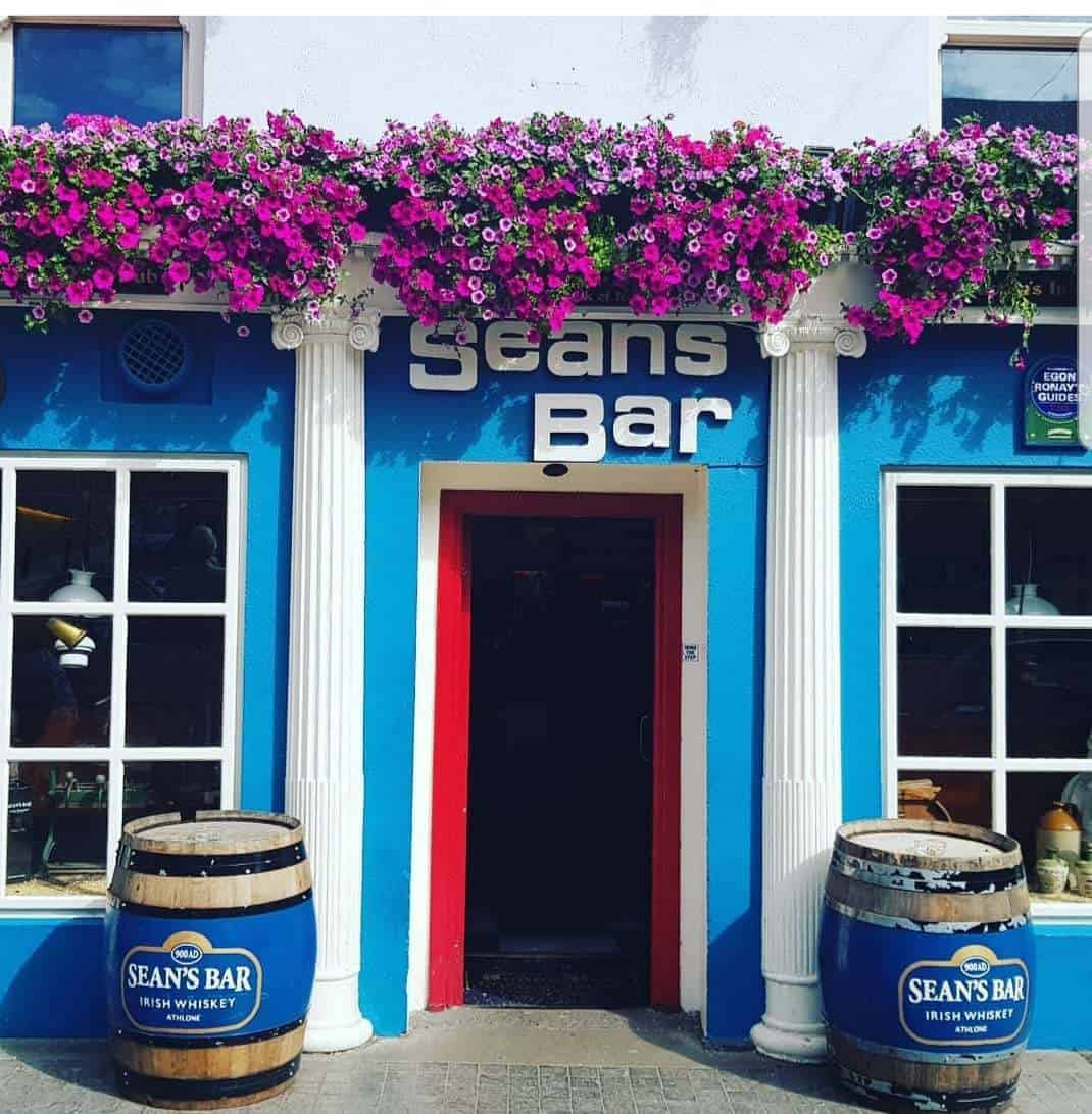 The outside of Sean's Bar in summertime